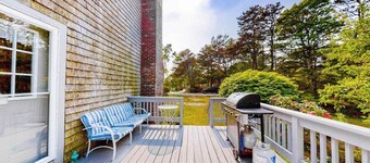 Delightful, dog-friendly home with private deck, grill, outdoor dining & WiFi