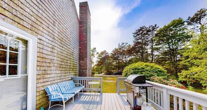 Delightful, dog-friendly home with private deck, grill, outdoor dining & WiFi