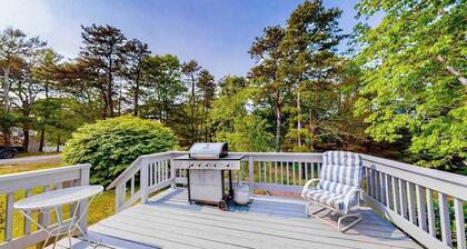 Delightful, dog-friendly home with private deck, grill, outdoor dining & WiFi