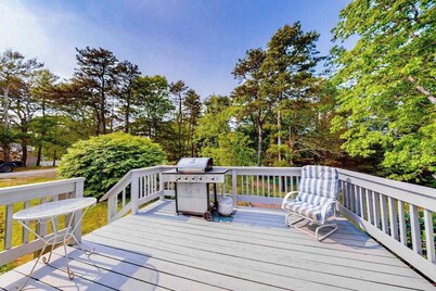 Delightful, dog-friendly home with private deck, grill, outdoor dining & WiFi