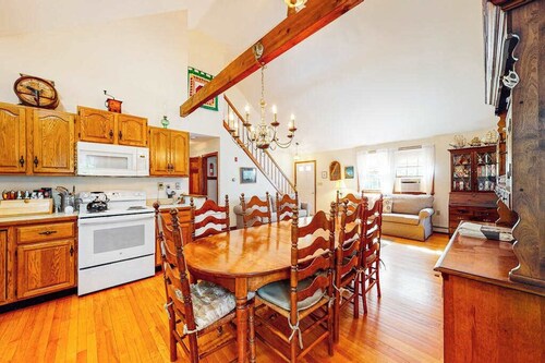 Delightful, dog-friendly home with private deck, grill, outdoor dining & WiFi