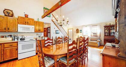 Delightful, dog-friendly home with private deck, grill, outdoor dining & WiFi