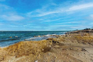 On the beach - Private water access & stunning views (Barnstable)