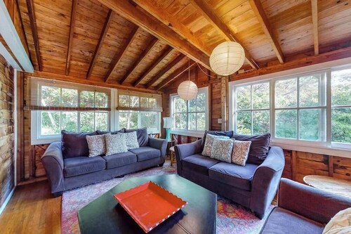 Classic Cape home with full kitchen, W/D, firepit & gas grill - walk to beach