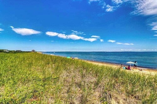 Classic Cape home with full kitchen, W/D, firepit & gas grill - walk to beach
