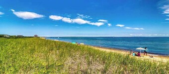 Classic Cape home with full kitchen, W/D, firepit & gas grill - walk to beach