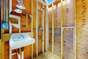 Shower, towels - Renovated cottage steps from private beach with backyard, grill, bay views, AC (Bourne)
