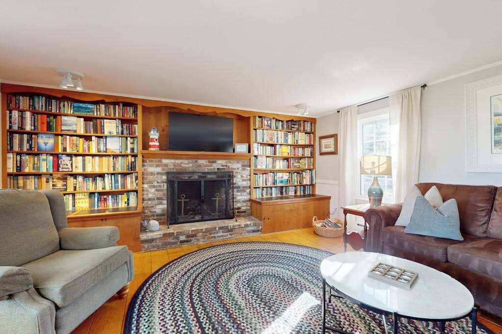 Classic Cape Cod Beauty With Patio, Grill, & Office - Minutes To Beach - Brewster, MA