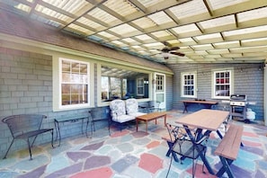Outdoor dining - Classic Cape Cod beauty with patio, grill, & office - minutes to beach (Brewster)
