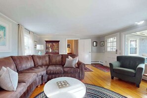 TV, offices - Classic Cape Cod beauty with patio, grill, & office - minutes to beach (Brewster)