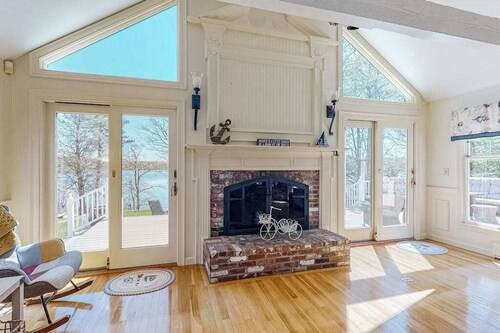 Wonderful waterfront getaway with furnished deck, pond access, kayaks & WiFi