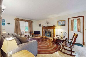 TV, DVD player, offices - Cozy, Quiet, Secluded - within Short Walk of the Beach (Dennis)