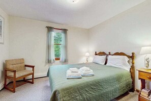 Iron/ironing board, WiFi, bed sheets - Cozy, Quiet, Secluded - within Short Walk of the Beach (Dennis)