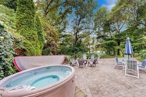 Outdoor dining - Cozy home on lake including local beach pass , hot tub, patio, W/D, & AC (Centerville)