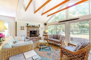 TV, DVD player, offices - Private Hillside Home, Fully Equipped Kitchen, Dog-Friendly, A/C, W/D (Chilmark)
