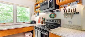 Private Hillside Home, Fully Equipped Kitchen, Dog-Friendly, A/C, W/D