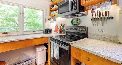 Private Hillside Home, Fully Equipped Kitchen, Dog-Friendly, A/C, W/D