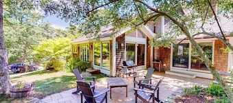 Private Hillside Home, Fully Equipped Kitchen, Dog-Friendly, A/C, W/D