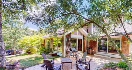 Private Hillside Home, Fully Equipped Kitchen, Dog-Friendly, A/C, W/D