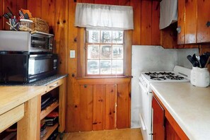 Fridge, microwave, oven, stovetop - Classic Cape Cod home with Patio and Firepit - Walk to the Beach (Dennis Port)