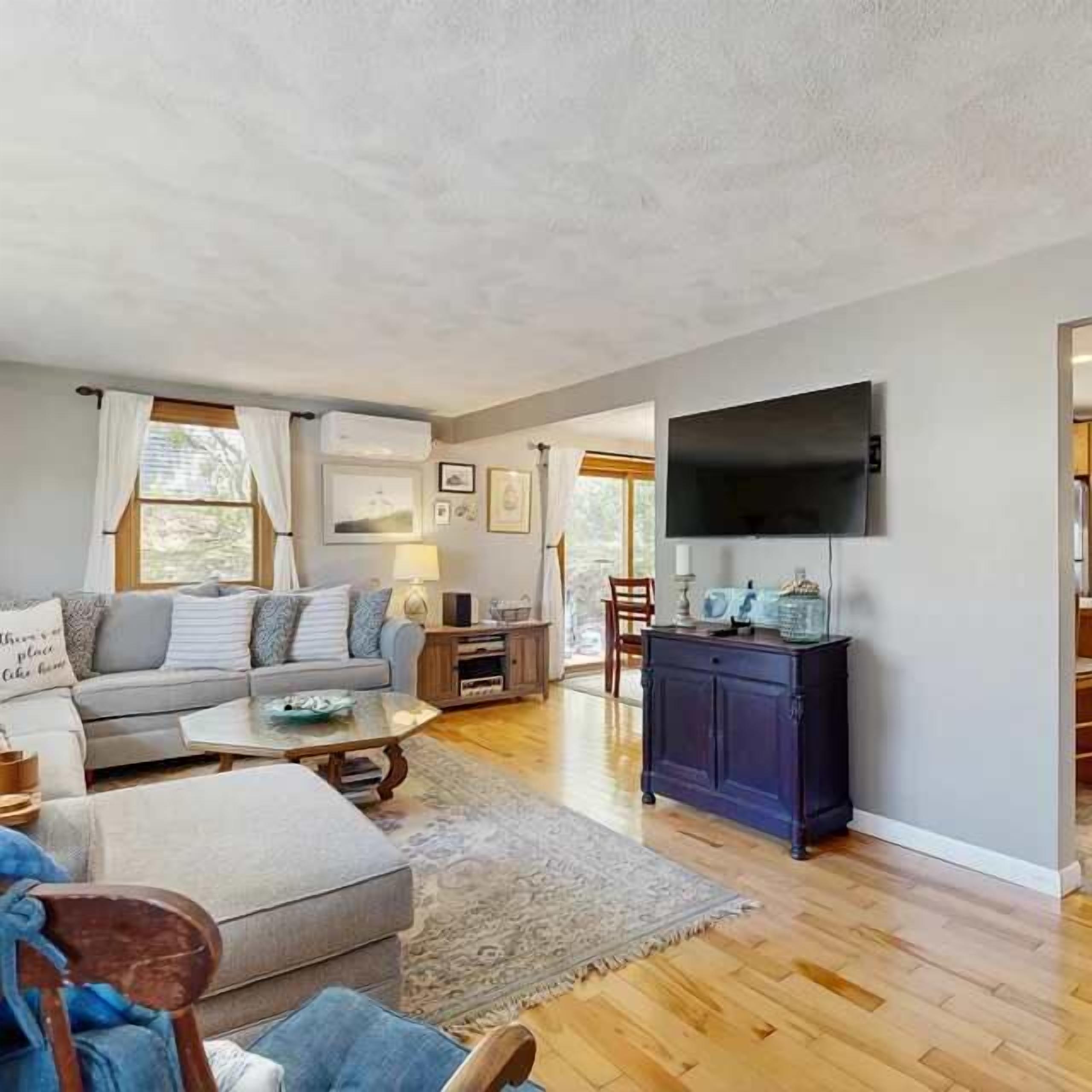 Ein Wohnzimmer mit Sofa, Couchtisch und Fernseher.