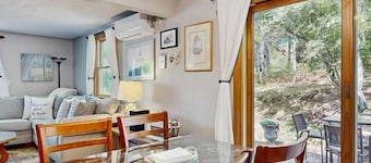 Dog-friendly Bournes Pond home minutes to downtown Falmouth with grill