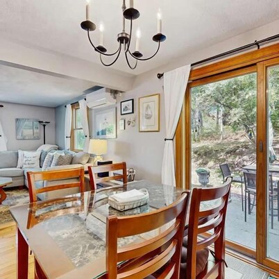 Dog-friendly Bournes Pond home minutes to downtown Falmouth with grill