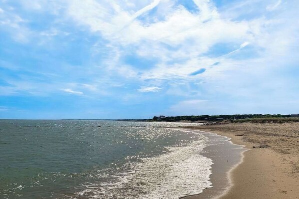 Beach nearby - Inviting dog-friendly home with furnished deck & firepit, near golf (East Falmouth)