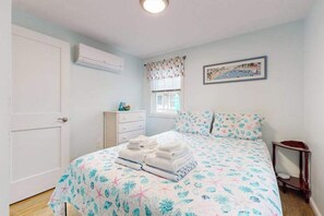 WiFi, bed sheets - Nautical oceanside duplex with fast WiFi & central AC - walk to Sea Street Beach (Dennis Port)