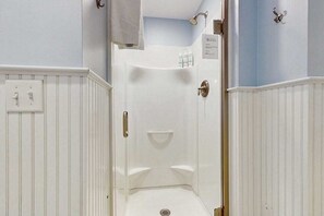 Een douche, handdoeken