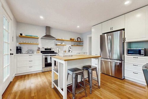 Beautiful bright home with firepit, deck & backyard - walk to beach