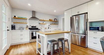 Beautiful bright home with firepit, deck & backyard - walk to beach