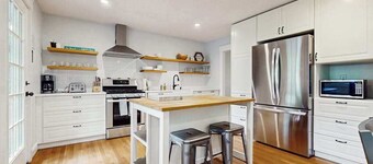 Beautiful bright home with firepit, deck & backyard - walk to beach