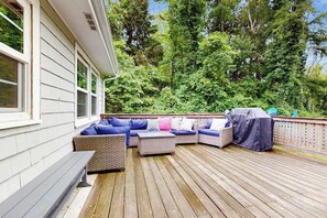 Terrace/patio - Beautiful bright home with firepit, deck & backyard - walk to beach (Falmouth)
