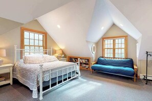 WiFi, bed sheets - Quaint home w/ large backyard, outdoor shower & private grill near Katama Bay (Edgartown)