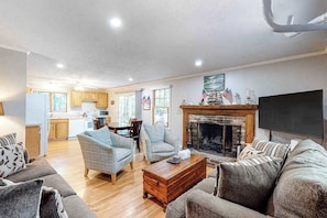 TV, video games, DVD player, stereo - Lovely Cape Cod Home with Large Deck, Gas Grill, AC, and Free WiFi (Eastham)