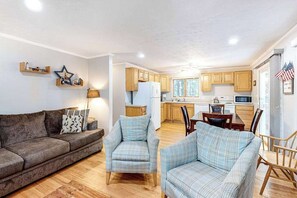 TV, video games, DVD player, stereo - Lovely Cape Cod Home with Large Deck, Gas Grill, AC, and Free WiFi (Eastham)