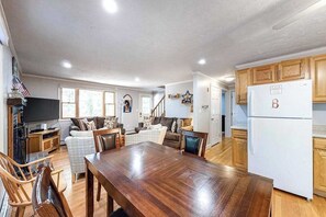 TV, video games, DVD player, stereo - Lovely Cape Cod Home with Large Deck, Gas Grill, AC, and Free WiFi (Eastham)