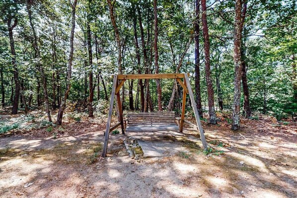 En gungställning i trä i en skog.