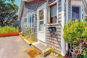 Exterior detail - Lakefront home with beach views, WiFi, gas grill & patio - near beach (Falmouth)