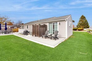 Outdoor dining - Beautiful updated cottage: walk to beach, AC & large yard (Dennis)