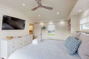 Iron/ironing board, WiFi, bed sheets - Beautiful updated cottage: walk to beach, AC & large yard (Dennis)