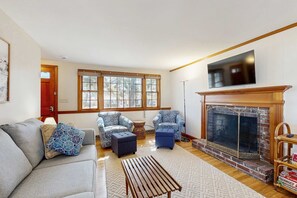 TV, offices - Family getaway in great location with deck, board games, yard, & AC (Dennis Port)