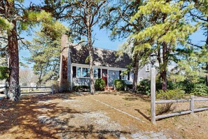 Exterior - Family getaway in great location with deck, board games, yard, & AC (Dennis Port)