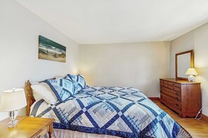 3 habitaciones, tabla de planchar con plancha, wifi y ropa de cama 