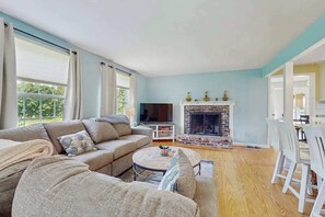 TV, offices - Home near beach & tennis/basketball court with firepit, grill, & patio (Chatham)