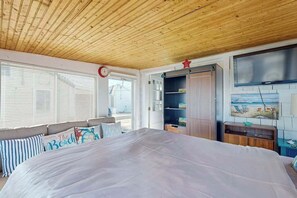 WiFi, bed sheets - Charming cottage with private beach, patio, & full kitchen - near golf & park (Dennis)