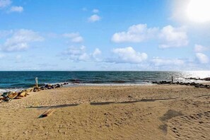 On the beach - Charming cottage with private beach, patio, & full kitchen - near golf & park (Dennis)