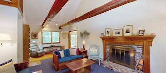Airy home with AC, W/D, deck, & bikes- close to Nauset Light Beach & trails