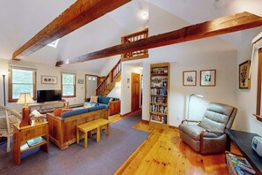 TV, DVD player, offices - Airy home with AC, W/D, deck, & bikes- close to Nauset Light Beach & trails (Eastham)